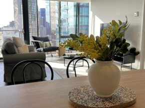 3 BR 2 Bath, Free Parking, Southbank, Balcony